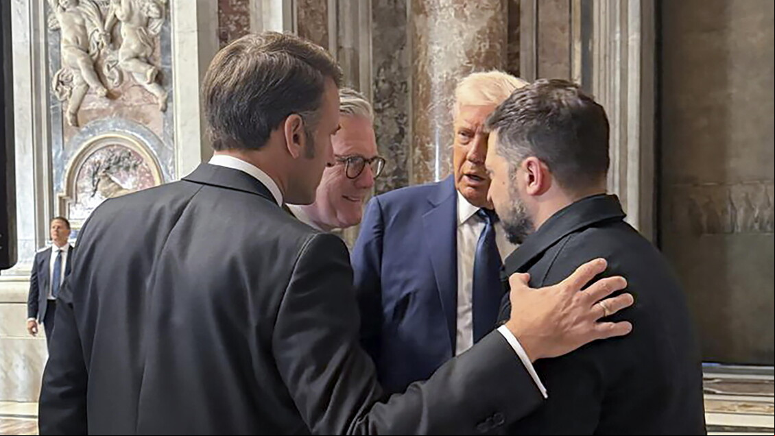 Trump em uma roda de conversa com Starmer, Macron e Zelensky