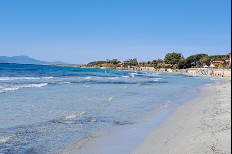 Praia de Capitanata em Cagliari, a cidade com o melhor clima da Itália em 2024
