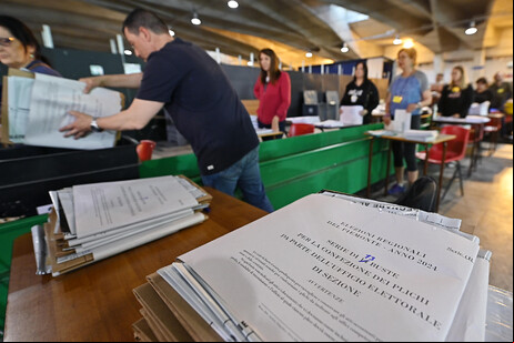 Cédulas chegam a Turim para eleições europeias ANSA/ALESSANDRO DI MARCO