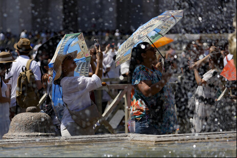 Turistas se refrescam contra calor no Vaticano, em julho de 2024