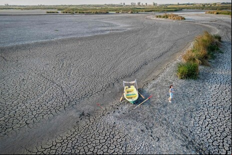 Estiagem em lago na Romênia, no leste europeu