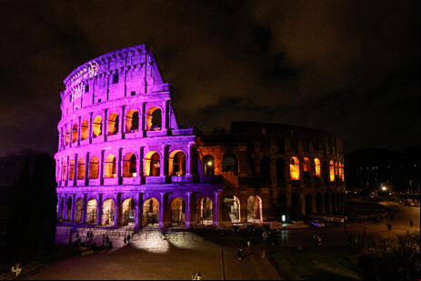 Coliseu de Roma ganhou uma iluminação roxa por ocasião do Dia Internacional da Epilepsia