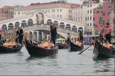 'Marias' desfilam de gôndola pelo Canal Grande