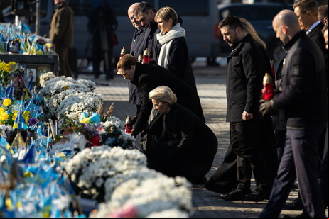 Von der Leyen deposita flores em memorial por vítimas de invasão russa