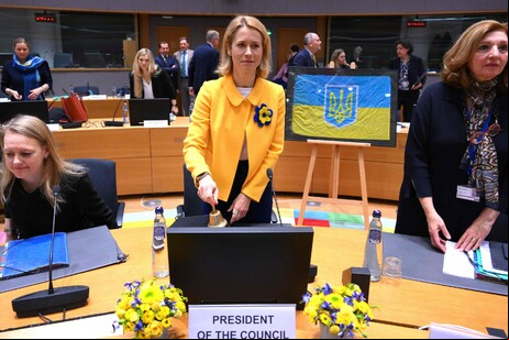 Kallas se vestiu com as cores da bandeira da Ucrânia nesta segunda
