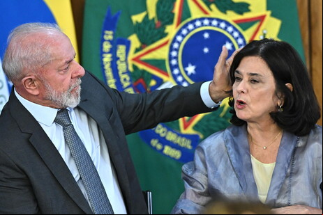 O presidente Lula e a ministra da Saúde, Nísia Trindade, durante anúncio da produção da vacina
