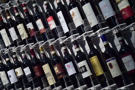 Garrafas de vinho Chianti na feira Vinitaly, em Verona