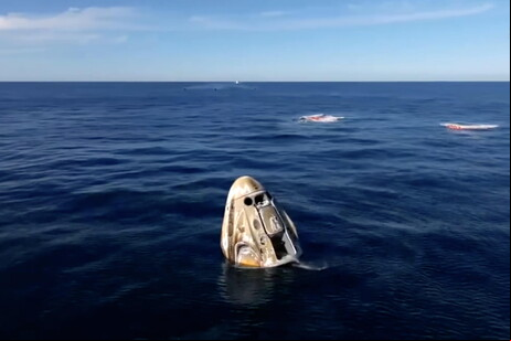 Cápsula Crew Dragon após pousar no Golfo do México