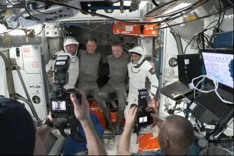 Butch Wilmore (à esquerda) e Sunita Williams (à direita) ao lado de Nick Hague e Aleksandr Gorbunov