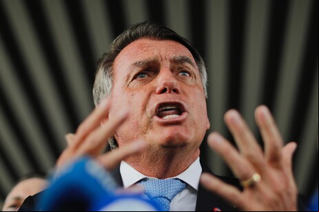 Jair Bolsonaro diz ser alvo de 'perseguição'