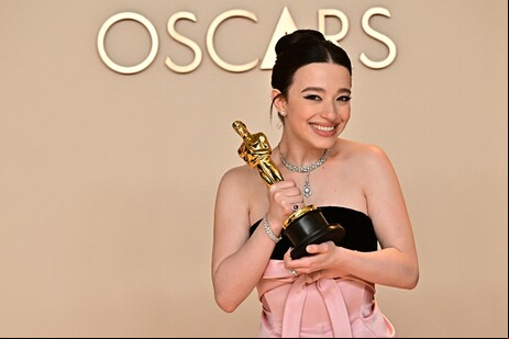 Mikey Madison com a estatueta de melhor atriz no Oscar