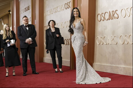 Demi Moore brilha no tapete vermelho do Oscar com vestido sob medida da Armani Privè