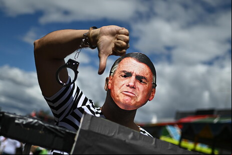 Máscara com o rosto de Bolsonaro usada por folião durante carnaval