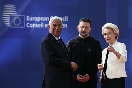 Volodymyr Zelensky entre António Costa e Ursula von der Leyen em Bruxelas