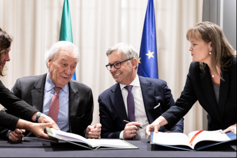 Ricardo Lewandowski e Magnus Brunner assinam acordo em Bruxelas