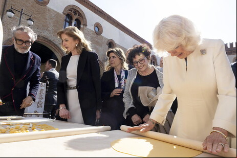Camilla fez macarrão durante visita a Ravenna