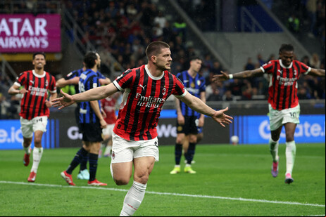 Jovic brilhou na partida contra a Inter ao marcar dois dos três gols do Milan