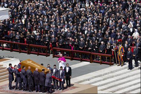 Funeral do papa Francisco reúne 400 mil pessoas
