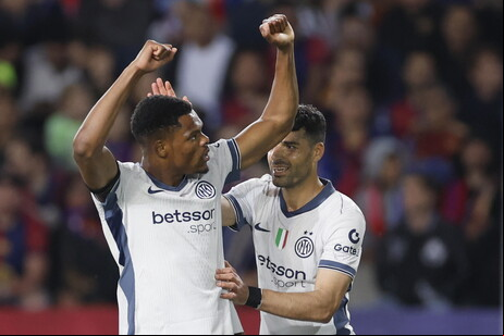 Dumfries foi um dos destaques da equipe da Internazionale na partida contra o Barcelona