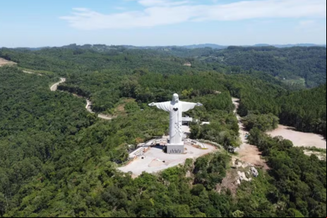 Vista aérea do Cristo Protetor, em Encantado
