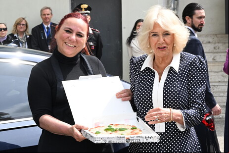 Rainha Camilla recebeu pizza de Margherita em escola
