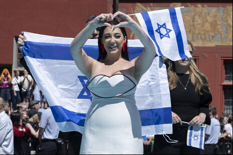 Yuval Raphael representou Israel na abertura do Eurovision 2025