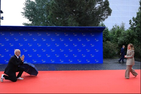 Edi Rama se ajoelhou para receber premiê da Itália