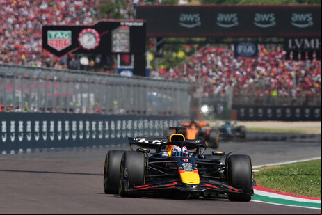 Holandês foi seguido de Lando Norris e Oscar Piastri, ambos da McLaren