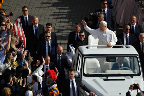 Papa durante eio em papamóvel no Vaticano
