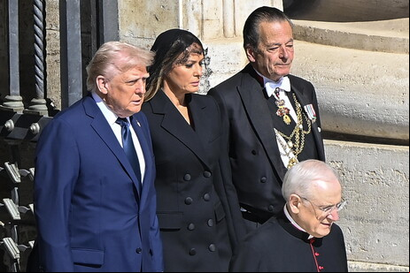Trump e Melania durante funeral do papa Francisco