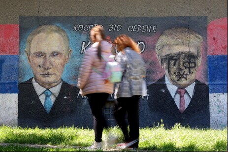 Mural com faces de Putin e Trump em Belgrado, na Sérvia