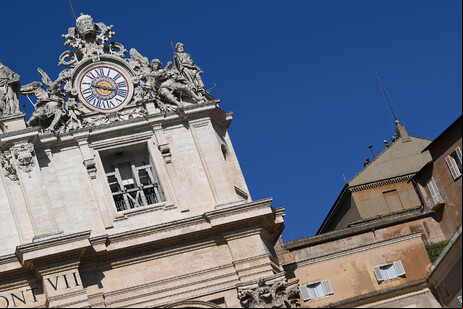 Capela Sistina, no Vaticano, é preparada para conclave