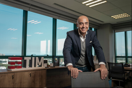 Alberto Griselli, CEO da TIM Brasil, celebra resultados