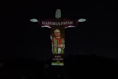 Cristo Redentor exibe imagem do papa Leão XIV