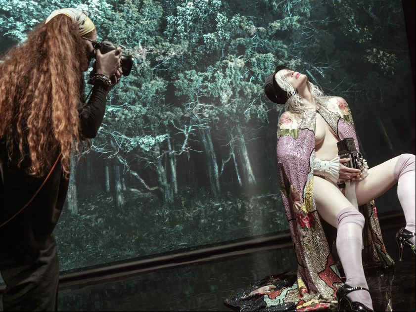 Guinevere van Seenus interpreta 'a fotógrafa'
