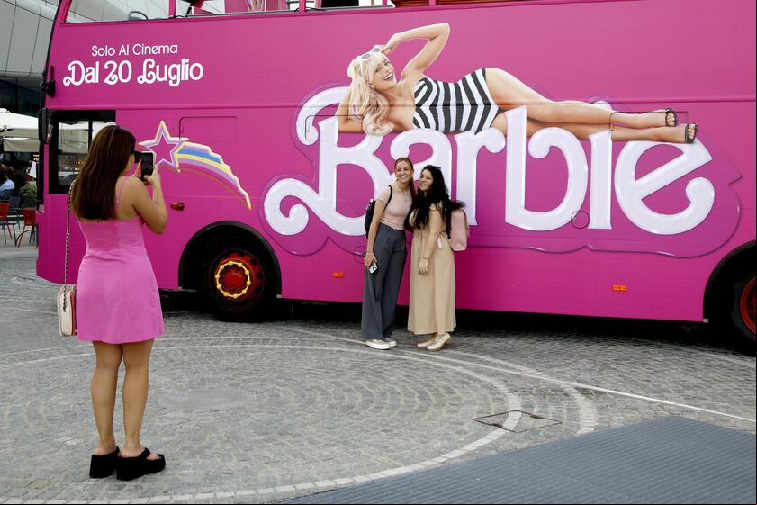 Fãs de 'Barbie' se caracterizam para estreia de filme na Itália e no mundo