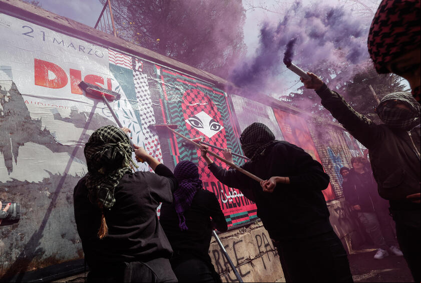 No 'Dia das Mulheres', multidão protesta contra violência em Roma