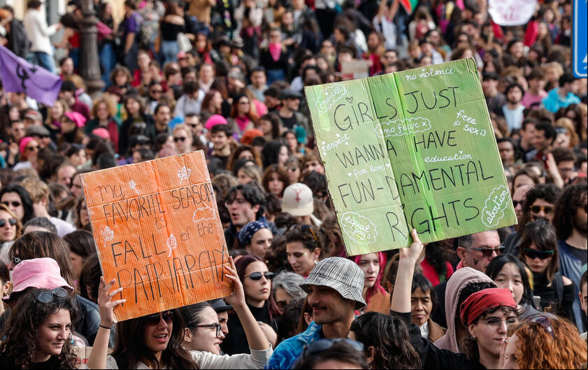 No 'Dia das Mulheres', multidão protesta contra violência em Roma