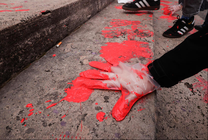 No 'Dia das Mulheres', multidão protesta contra violência em Roma