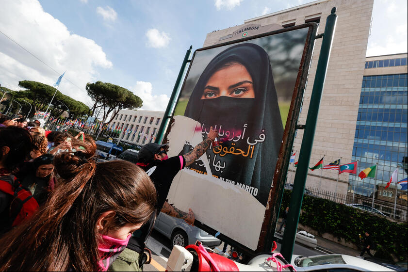 No 'Dia das Mulheres', multidão protesta contra violência em Roma