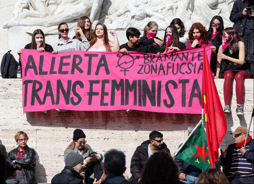 No 'Dia das Mulheres', multidão protesta contra violência em Roma