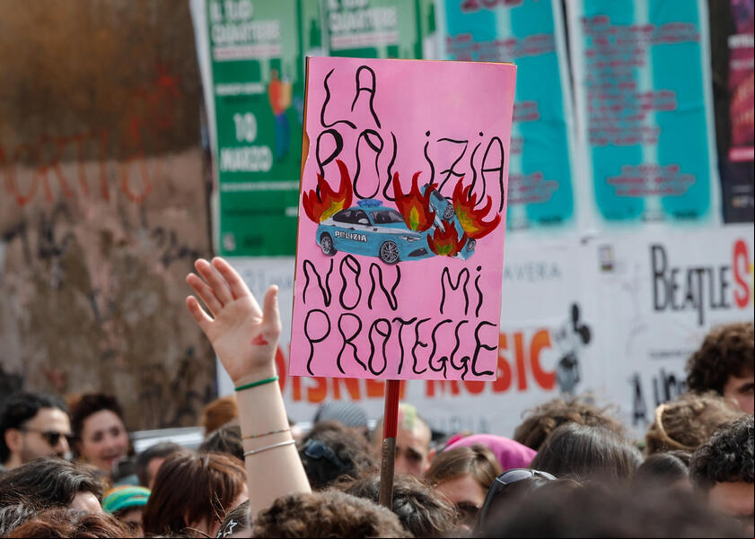 No 'Dia das Mulheres', multidão protesta contra violência em Roma