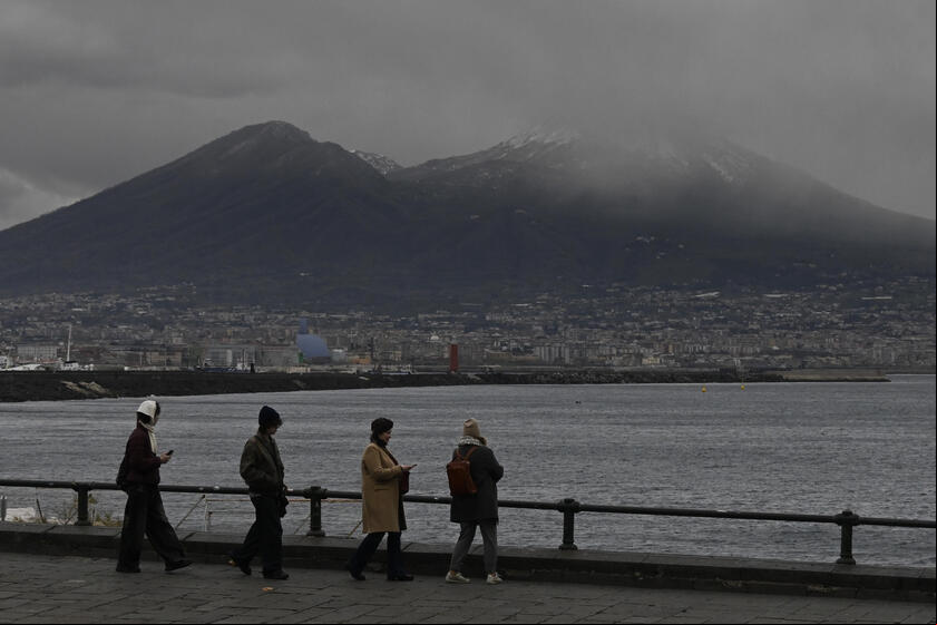 Neve no topo do Vesúvio foi vista por moradores de Capri, do lado do Golfo