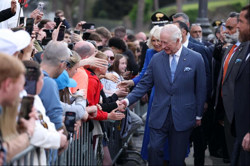 Charles e Camilla foram aplaudidos por multidão no Coliseu