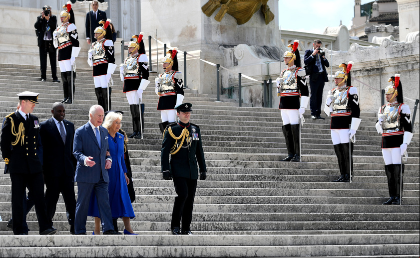 Charles e Camilla aram pelo Altar da Pátria para homenagem a soldado desconhecido