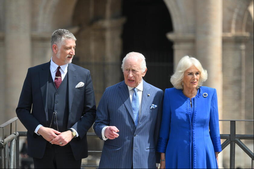 Charles e Camilla foram aplaudidos por multidão no Coliseu