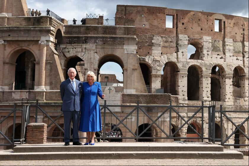 Charles e Camilla foram aplaudidos por multidão no Coliseu