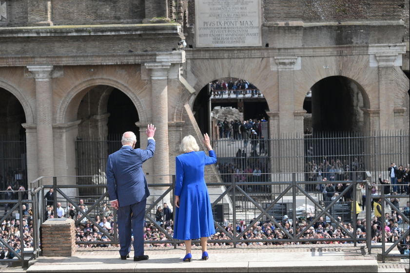 Charles e Camilla foram aplaudidos por multidão no Coliseu