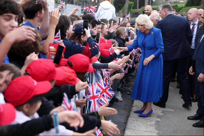 Charles e Camilla foram aplaudidos por multidão no Coliseu