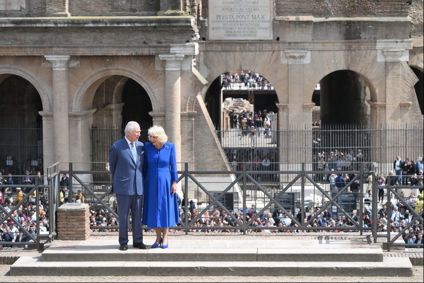Charles e Camilla foram aplaudidos por multidão no Coliseu